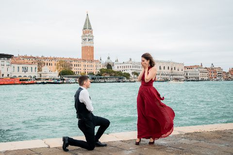photo shoot wedding proposal in venice italy punta della dogana