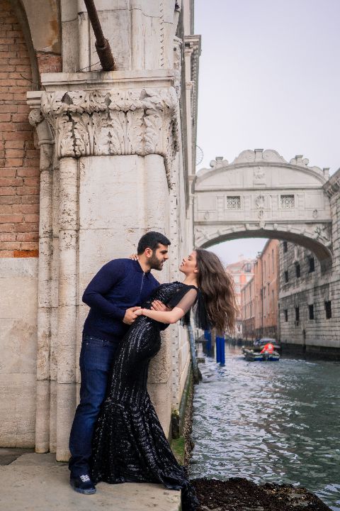 romantic couple in ponte dei sospiri bridge of sighs italy venice photographer